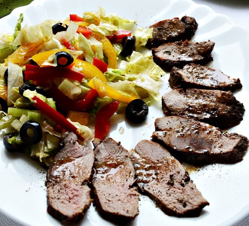 Carpaccio z kaczki w miodowym dressingu