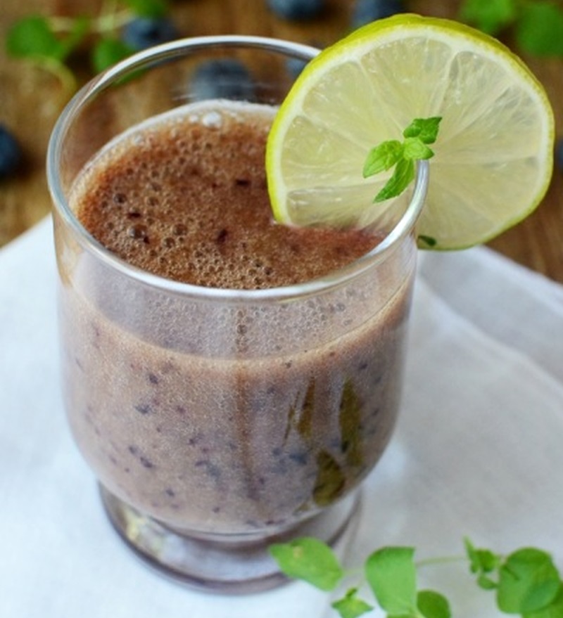 Agua fresca z borówek i miodu