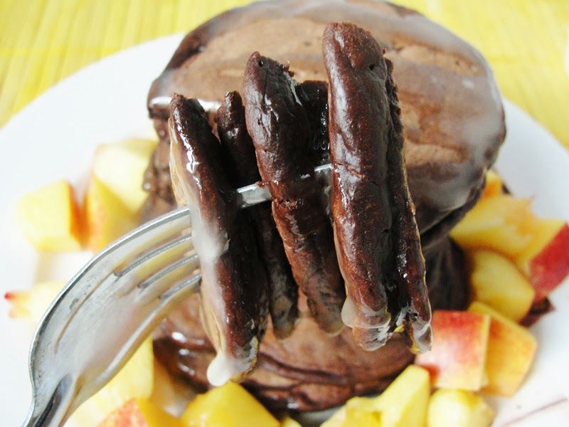 Brownie z cukinią, nektarynkami i miodem