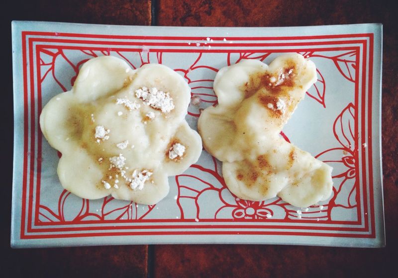 Pierogi z kaszą jaglaną, jabłkami i miodem